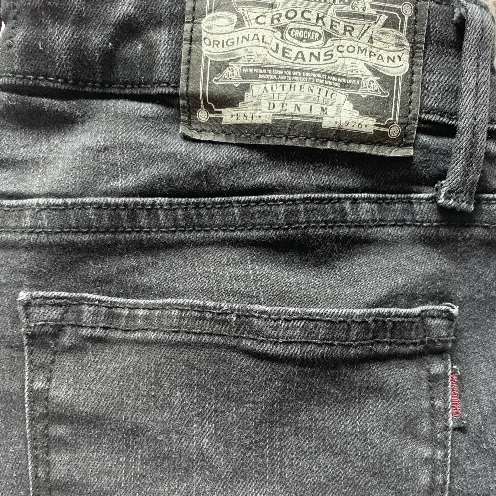 Svarta crocker jeans, Lågmidjade och bootcut💓Midja: 66 Innerben: 75. Jeans & Byxor.