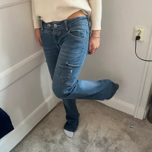 Coola Jeans!! - Säljer dessa jeans som är så coola med fickor på sidan!!! Väldigt långa på mig som är 172 men det är bara att klippa av och/eller sy upp så dom passar än själv💙