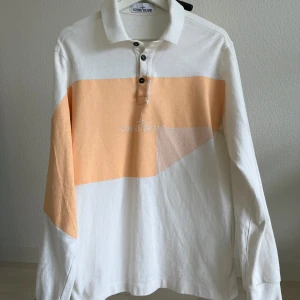Stone Island pikétröja - Stone island piketröja med stort tryck över bröstet.  Inga skavanker, var noga med att tvätta enl skötselanvisningarna då trycket på denna är speciellt