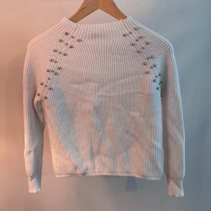 Stickad tröja med silvriga kulor  - Vitt stickad tröja med silvriga kulor på framsidan 