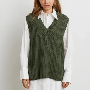 Gina tricot väst - Säljer min stickade väst från Gina tricot i storlek M, bara använd 2 gånger. Köparen står för frakt. Hör av dig om du är intresserad.