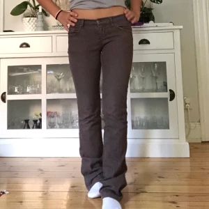 Lågmidjade jeans - Bruna, lågmidjade jeans från Vila i bra skick! Jättefina till hösten🫶🏼 De är stretchiga med flare cut, midjemått: 73cm Innerbenslängd: 80cm❣️  ❗️ANVÄNDER EJ FUNKTIONEN FRAKT 63KR❗️