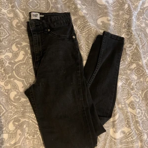 Svarta jenas - Säljer svarta vanliga jeans highwaist och skinny