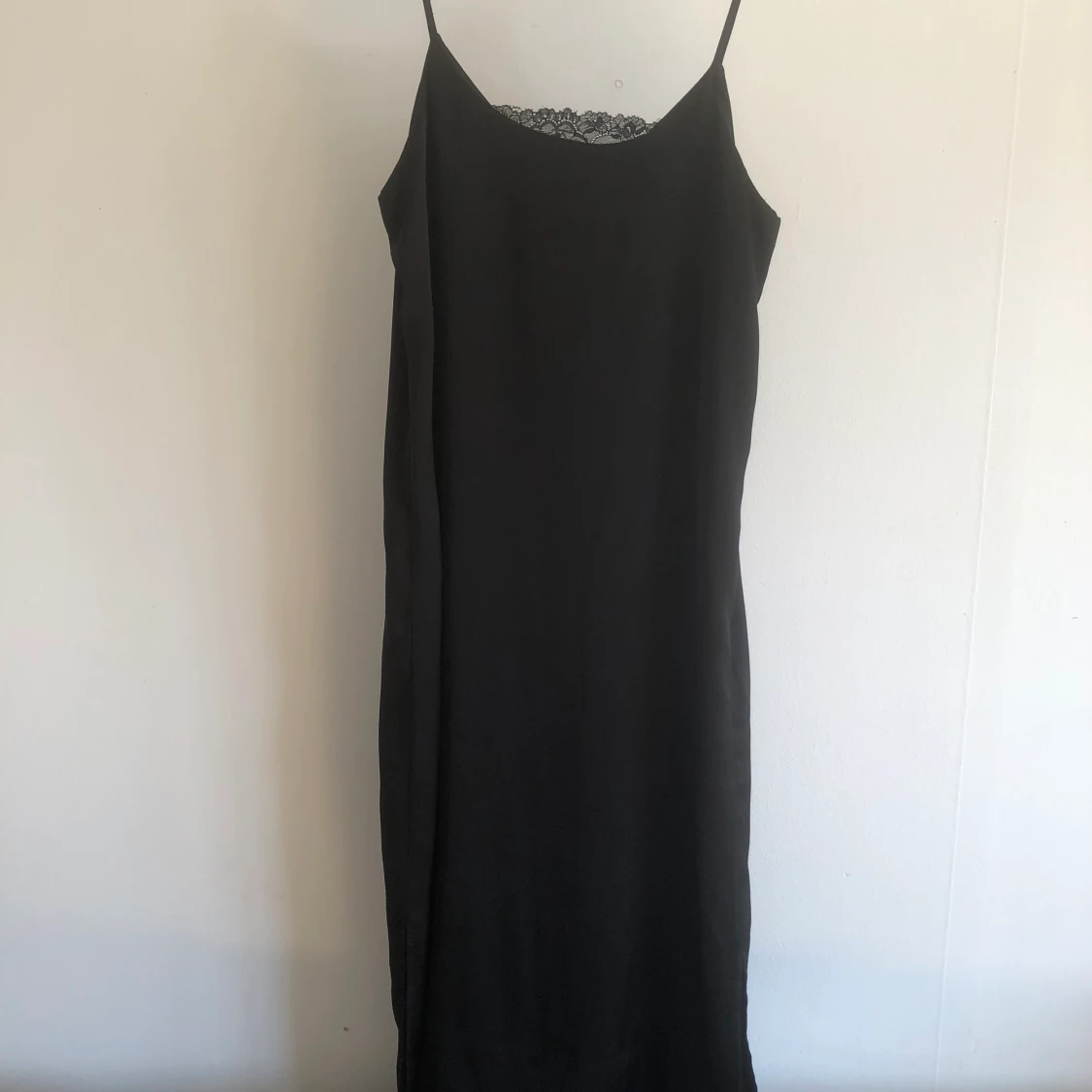 Slipdress satin spets mango  - 91