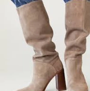 Bruna/Beigea mocka stövlar - Tånkte kolla intresset på dessa jättefina stövlar från mango då dom inte kommer till användning. Dom är sjukt snygga och aldrig använda med prislappen kvar! Hör av er om ni är intresserade!