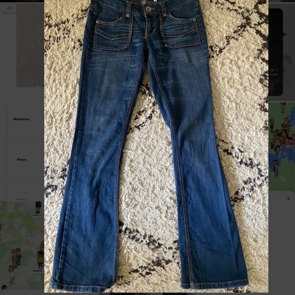 Ett par superfina vintage bootcut-jeans från only med detaljer på fickorna! Säljes då de inte passar mig😥😥😥Står storlek 38 men skulle nog säga 34-36! !!!sista bilden är lånad bara för att visa hur jeansen sitter!!!. Jeans & Byxor.