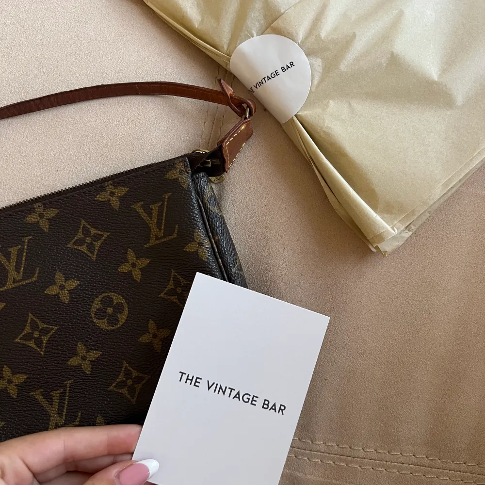 Louis Vuitton pochette accesories, köpt från hemsidan ”the vintage bar”. Väskan har inga defekter och är i toppskick, självklart är den äkta! Skriv privat för fler bilder, frågor och funderingar❤️‍🔥. Väskor.