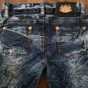 Lågmidjade jeans - Sjukt fina jeans med en cool design. Säljer då dem inte längre kommer till användning. Storlek S. Pris går att diskutera.❣️