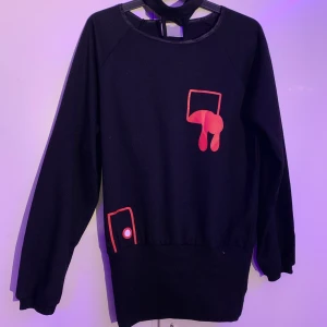 Svart Tröja - Cool tjocktröja med unik design, använd fåtal ggr och är i nyskick!! Passar oversize^^