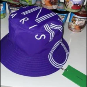 Kenzo buckethat - Säljer denna kenzo bucket hat som jag fick i present men aldrig använde. OBS helt ny med tags ändats testad!