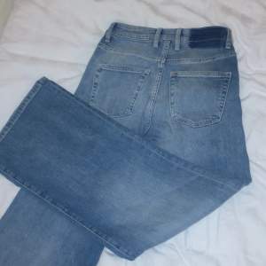 Helt oanvända Högmidjade vida jeans från H&M. Storlek 32/XS. 