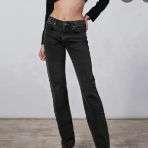 Zara midrise straight  - Bra skick och passar dig som är upp till 172 Så snygga😍går ej att få tag på längre 