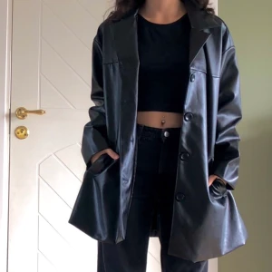 Skinnjacka - Oversized jacka/kavaj i imitationsläder köpt här på plick som jag aldrig använt då den var lite större än jag ville. Vad jag vet användes den inte av förra ägaren heller :)  