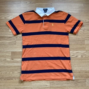 ralph lauren polo - ralph lauren polo äldre modell, köpt i en vintageaffär. storlek L 16-18 år, passar s vuxen. bra skick för sin ålder, har dock nån smutsfläck bak (bild 3). möter upp i stockholm, annars står köparen för frakten 