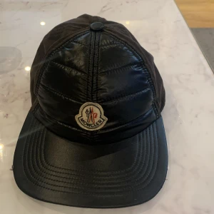 Moncler keps äkta - En äkta moncler keps som jag inte vill ha längre kvitto finns ej men den här kepsen säljs inte längre. Priset är 2000kr men kan tänka sig att gå ner vid pris vid snabb köp.