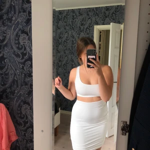 Klänning - Detta är en klänning från SHEIN, den är väldigt fin och inte genomskinlig, den är stretchiga och dubbelt tyg, sitter ihop på ena sidan, säljer då den inte passar mig vid brösten jag har st stor B eller C i kupa så liten B eller A funkar nog, aldrig använd