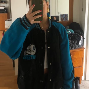 College jacka - Super fin Panthers Varsity/Collage jacka i mocka. Inte använd mycket alls! Varm och sitter oversized💯  • Märket är Nhl (sista bilden)  Kan mötas upp o frakta! :)