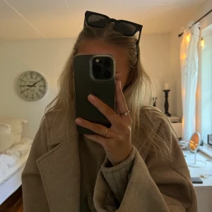 Chimi - Solglasögon som jag knappt använt. Köpta från h&m men i collab med chimi. Box följer såklart med. 66kr i frakt som köparen står för💗