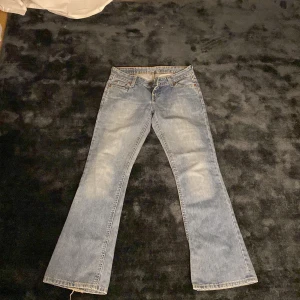 Levis - Jättefina lågmidjade Levisjeans, säljer pga för små. 