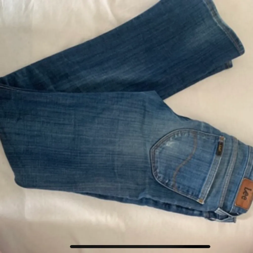 Säljer ett par lågmidjade bootcut lee jeans som tyvärr är försmå för mig❤️‍🔥. Jeans & Byxor.