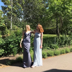 Balklänning  - Fin balklänning från Anaya with love. Den är ljusgrå/ -blå och har ett lag tyll över sig. Köpte den på Nelly