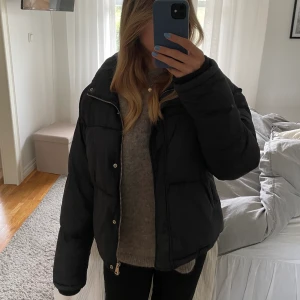 jacka - från na-kd i stl 36. jackan är använd två vintrar men i bra skick! 