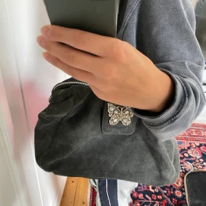 Väska  - Jättesöt väska med fjärils spänne🫶🏼