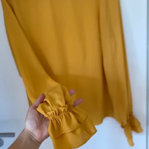Senapsgul blus med fina ärmslut - Senapsgul blus- ny!