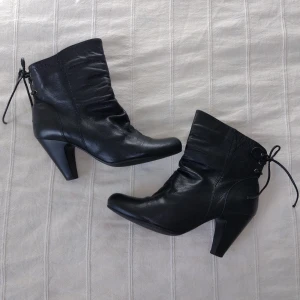 Svarta stövletter/pumps i skinn från Sixtyseven, storlek 38 - Svarta skinnstövletter från Sixtyseven i storlek 38. Bara använda någon enstaka gång och i fint skick (tunna repor på klackarna). Klackhöjd 8,5 cm. 