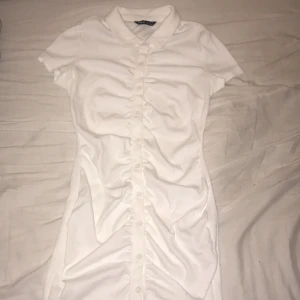 Shein klänning  - Passar s-m. Aldrig använt och bra kvalitet. Der ser ut som att det är en gul fläck på sista bilden men den syns ej i verkligheten. Ifall du är intresserad skicka ett privat meddelande.