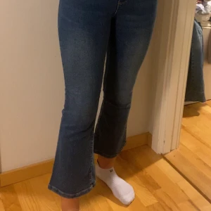 Mörkblå jeans Zara  - Mörkblå kick flare jeans från Zara. Storlek 164/34 