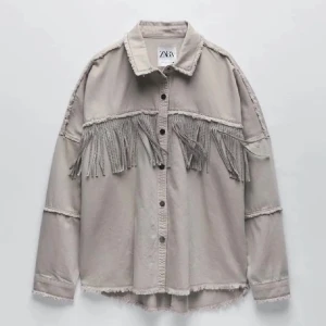 Zara jacka med fransar - Nyskick storlek XS men är väldigt oversized så passar S❤️ slutsåld 