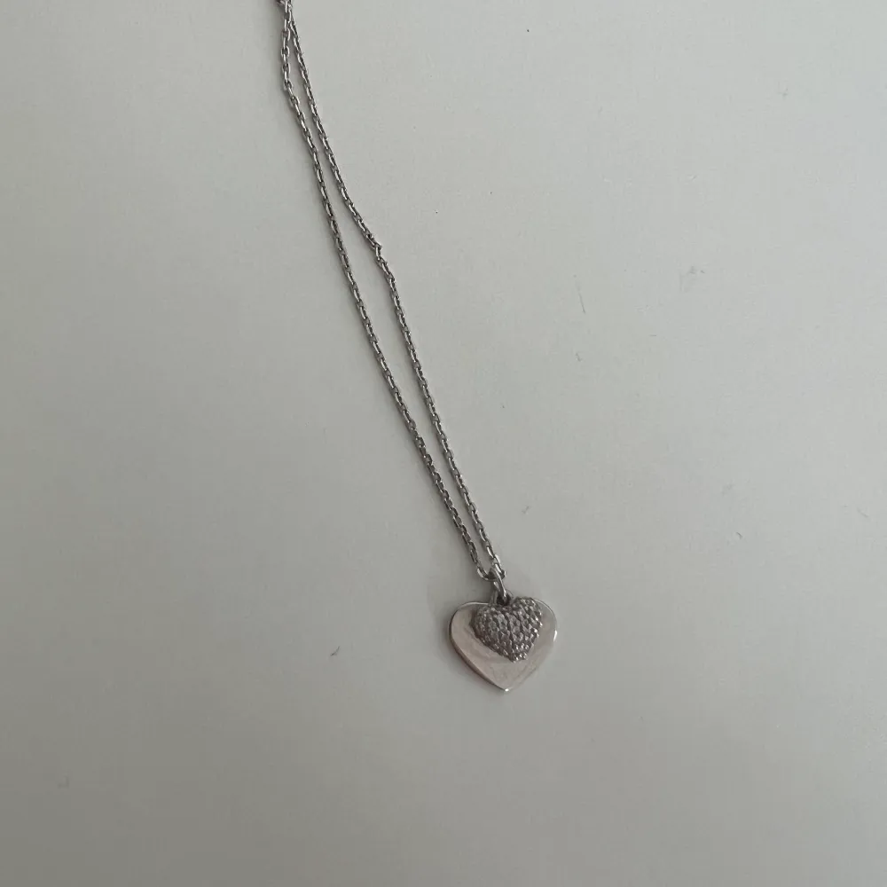 Micheal Kors äkta silver halsband. Säljs med tygpåse. Använd fåtal gånger. Mycket bra skick.  Nypris 1395kr. Accessoarer.