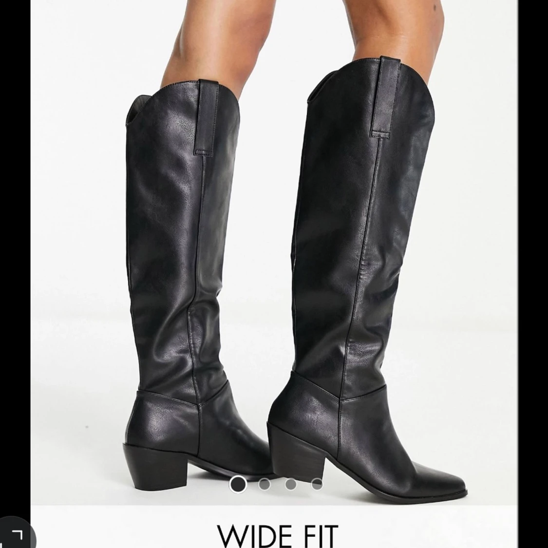 Svarta knähöga boots i cowboystil