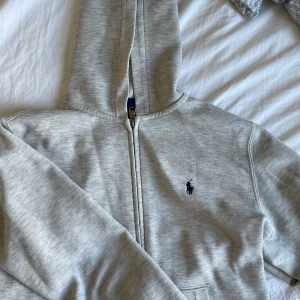 RalpLauren hoddie - Säljer min brors zip up hoddie från ralph lauren i junior storlek M! 