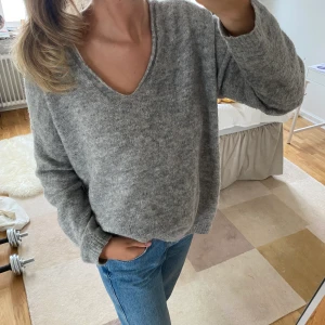 Stickad tröja från Lindex - Stickad tröja i storlek S! Men väldigt oversized! Lång i ryggen. Köpare står för frakt!❤️🧡