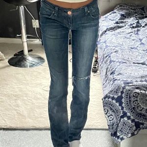 Only jeans  - Säljer dessa skiiiit snygga jeansen från Only. Storleken är W27 L32 och passar mig som är ca 168🌸 Modellen är straight och har ett hål på ena knäet💕    köp direkt för 450:-🌸   