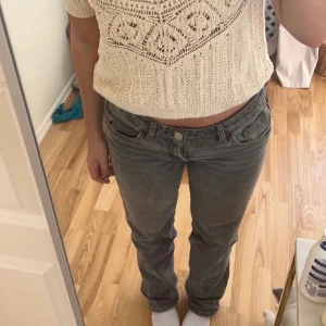 Grå zara jeans - Säljer dessa grå zara jeansen i 38, nästan aldrig använda😊 midrise🙌🏼