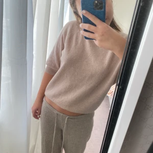 Cashmere tshirt - Cashmere tshirt från hm i hyfsat bra skick förutom några hål vid bröstkorgen men inget man ser från långt håll! Nypris är ungefär 1500kr och på grund av hålen så är jag villig att gå ner till 600kr
