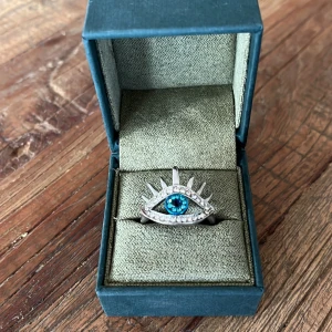 Ring med öga - Jättesnygg ring med ett öga som passar till så mycket! Köptes på en marknad i Frankrike och säljer för 100💙 