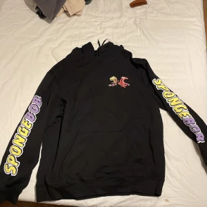 Svampbob hoodie  - Tröjan är bra i längden men lite stor i armarna. Tröjan är i perfekt skick knappt använd 
