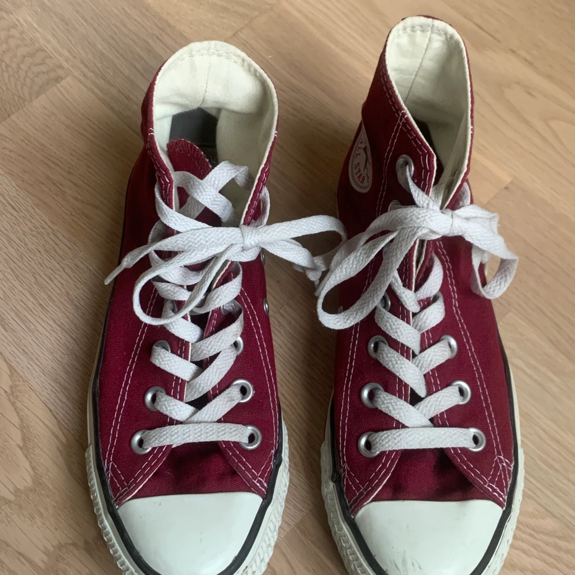 Vinröda converse 36,5  - 90