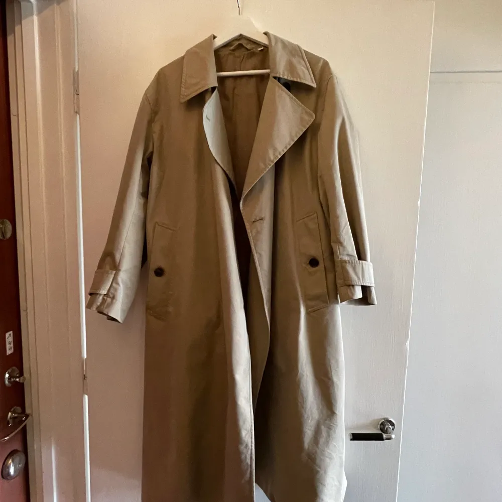 Oversized trench från Uniqlo. Slutsåld. Inköpt förra året, nypris 1700kr. Sparsamt använd.  Storlek XXS men passar även XS och S.. Jackor.