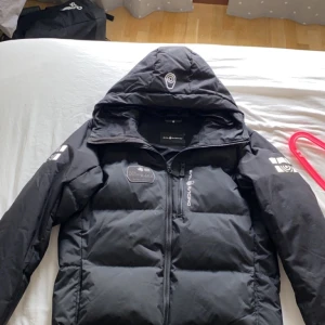 Sail racing cape down jacka  - Säljer min Sail racing jacka storlek s, köpt på stadium i vintras 2021. Det finns inga problem med jackan. Den är i super fint skick. 