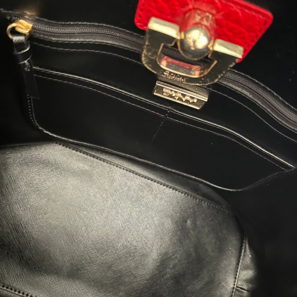 Snygg Vintage DKNY väska som är parfekt att ha runt axeln, gjord av kalvskinn, (Äkta men har inte lappen) höjd 30cm / bred 49cm . Väskor.