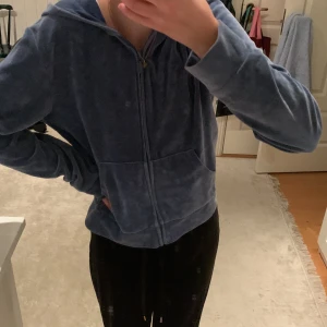 Tröja - En fin tröja med dragkedja från kubus som nästan inte är använd, bara ett fåtal gånger💙