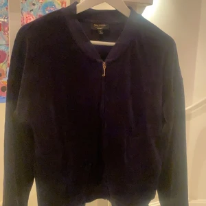 Juicy Couture💗 - En jätte fin marin blå zip tröja utan luva från Juicy💗💗jätte fint skick och super bekväm tröja!