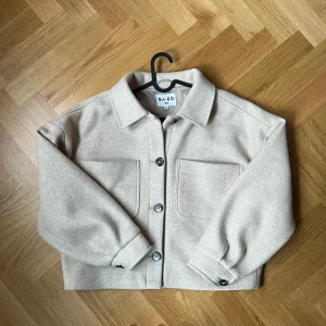 NAKD jacka - Säljer min populära jacka från NAKD. Oversized i modellen. Passar perfekt till hösten. Beige färg. Bra skick, använd en del. Storlek 34. 