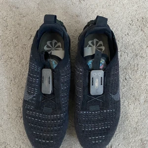 Nike air vapormax - Säljer ett par Nike air vapormax i storlek 38. Väldigt bra skick, (9/10) knappt använda Nypris cirka 2000kr. 