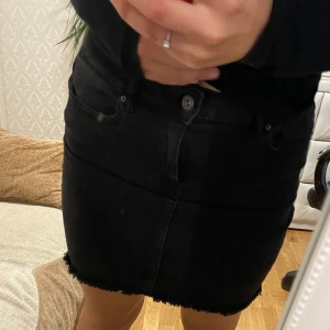 svart jeans kjol - Kjolen är i bra skick och är knappt använd☺️Materialet är strechigt så kan passa en storlek uppåt men även neråt. Säljer pga ingen användning.